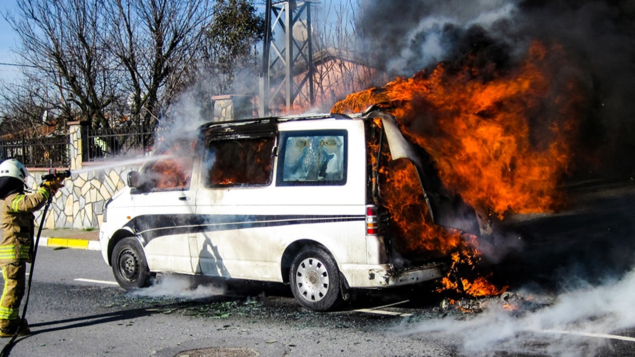 Araç Sahipleri Dikkat: Sıcak Havalarda Araç İçinde Bırakılan Eşyalar Patlama Riskini Artırıyor