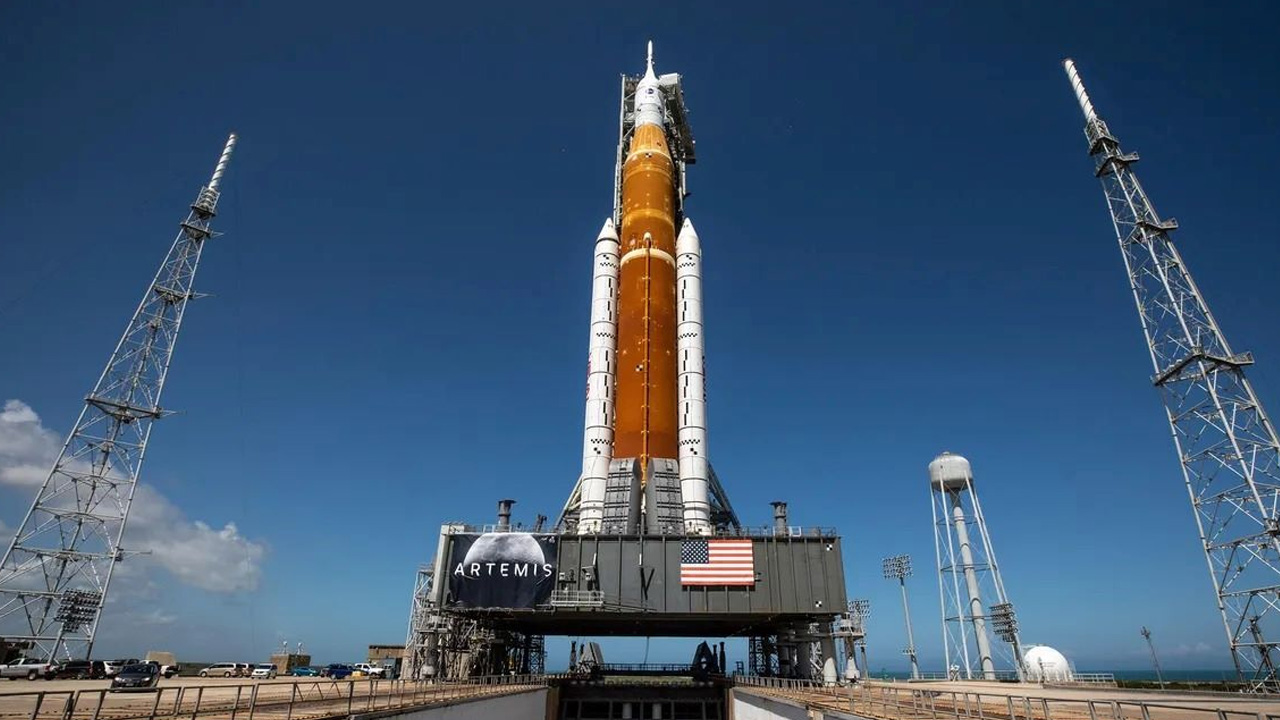 NASA’nın Ay’a Dönüş Projesinde Büyük Adım: Mega Ay Roketi 1450 Kilometrelik Yolculuğuna Başladı