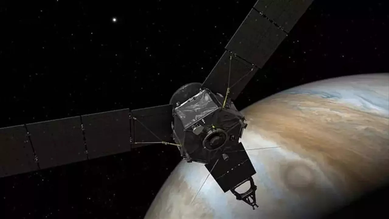 NASA’nın Juno Aracı, Jüpiter’in Uydusundaki Lav Göllerini Fotoğrafladı