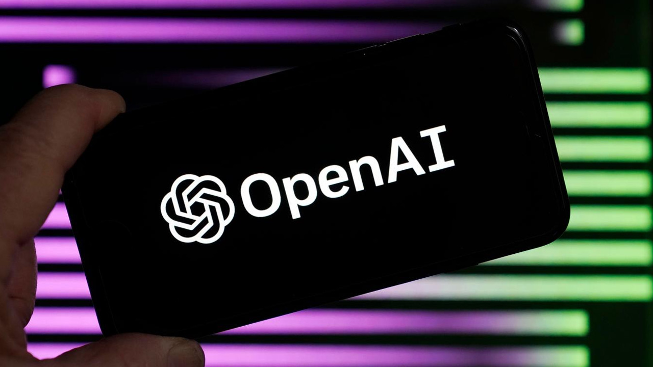 Jony Ive, OpenAI’ın Yapay Zeka Odaklı Cihaz Üzerinde Çalıştığını Açıkladı