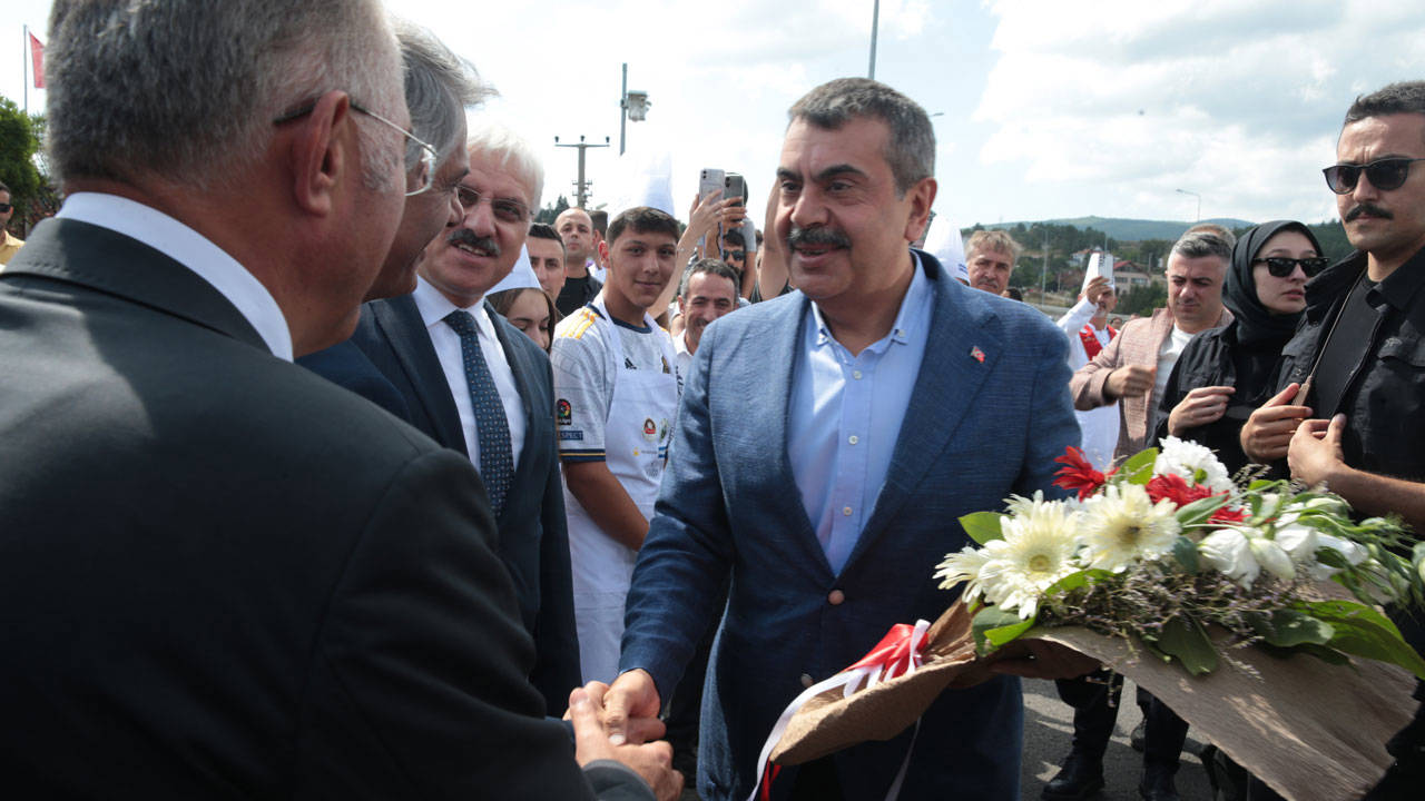 Milli Eğitim Bakanı Yusuf Tekin Duyurdu: Türkçe ile Türk Dili ve Edebiyatı Derslerinde Geçme Notu Yükseltildi