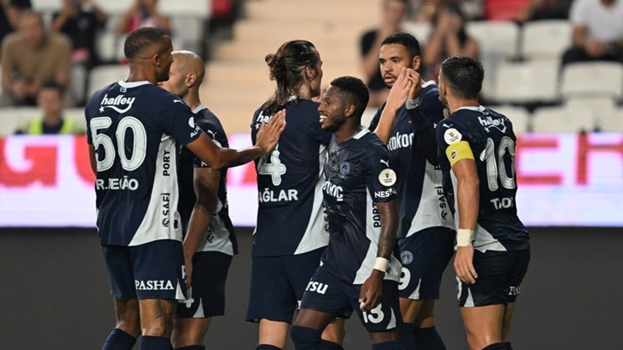 Fenerbahçe 3 Puanı Kaptı: Sarı-Lacivertliler Antalyaspor’u 2-0 Mağlup Etti.