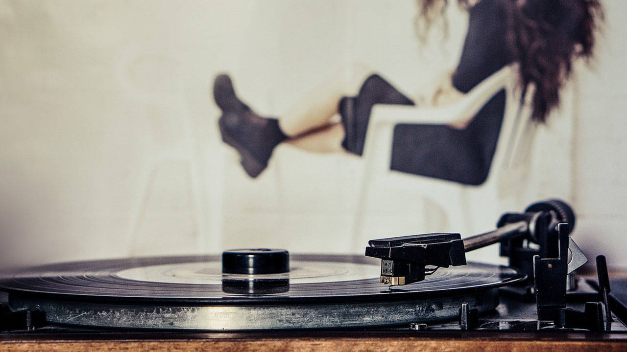 yargitay-karari-eski-iliskiyi-hatirlatan-sarki-dinlemek-kusurlu-sayildi