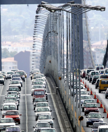 İstanbul’un Kirli Trafiği Kar Yağışını Engelliyor
