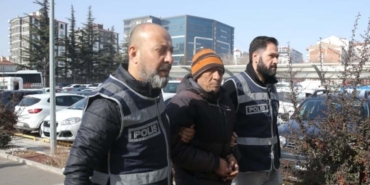 "Yapay Zeka Yerleştirdi" Diyerek Doktor Bıçakladı