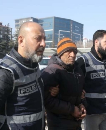 "Yapay Zeka Yerleştirdi" Diyerek Doktor Bıçakladı