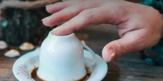 Dolandırıcılıktan Kırmızı Bültenle Aranıyordu: Para Karşılığı Fal Baktığı İçin Hapis Cezası Aldı