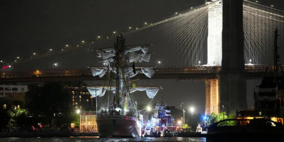 Meksika Donanma Gemisi Brooklyn Köprüsü’ne Çarptı: 19 Yaralı!