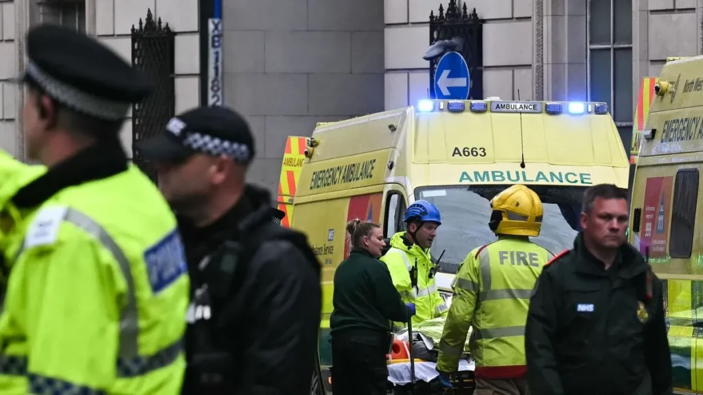 Liverpool araç taraftarlara daldı