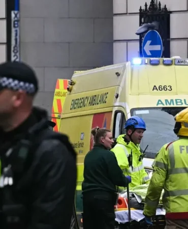 Liverpool araç taraftarlara daldı