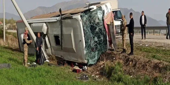 Van’da Yolcu Otobüsü Devrildi: 28 Yaralı!