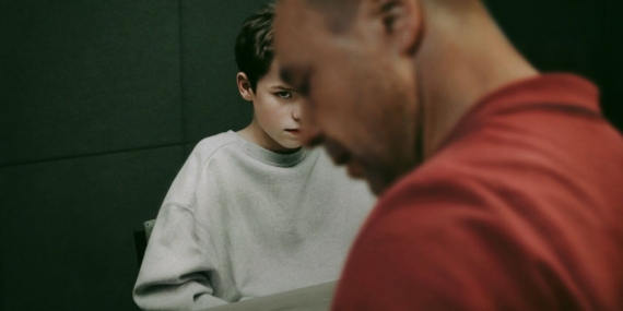 “Adolescence” Dizisi: Bir Çocuğun Suça Sürükleniş Hikâyesi