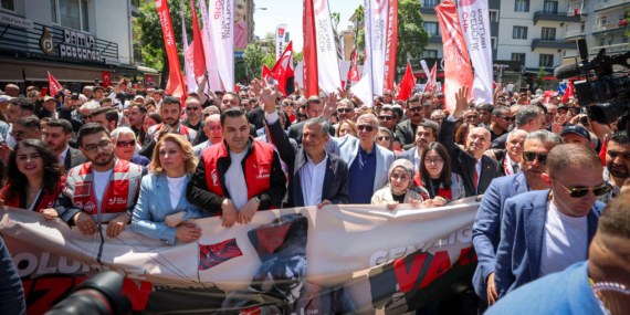 Özgür Özel, Gençlik Yürüyüşü’ne Katıldı: AK Partili Gençlere Seslendi