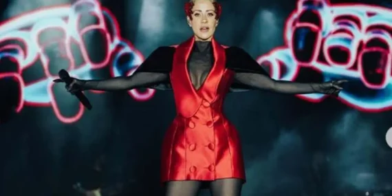 Derya Uluğ’a Büyük Şok: Konserde Şişe Fırlattılar!