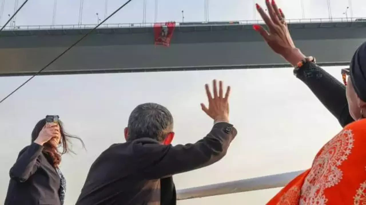 ekrem imamoğlu pankartı webp
