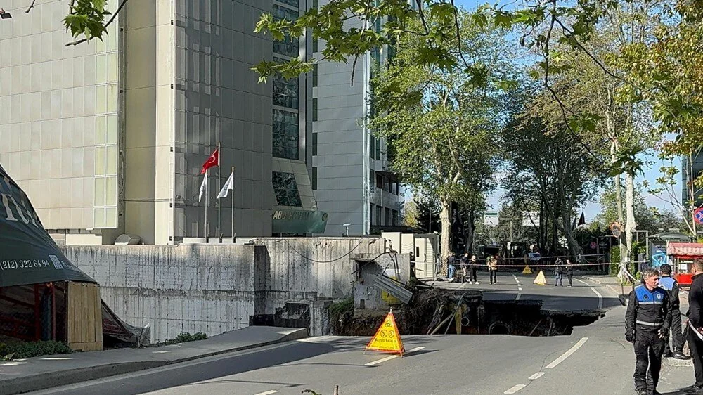 maslak yol çöktü