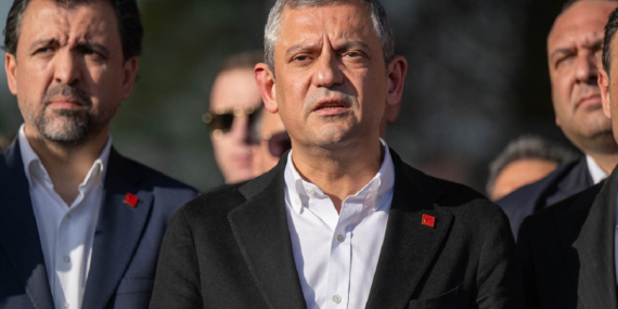 CHP Lideri Özgür Özel’e Yumruklu Saldırı!