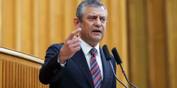 Cüneyt Özdemir ile Özgür Özel Arasında Polemik: “Hodri Meydan”