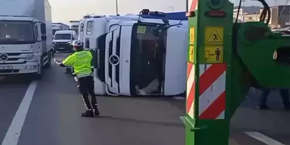 Pendik TEM Otoyolu’nda TIR Devrildi! Trafik Felç Oldu