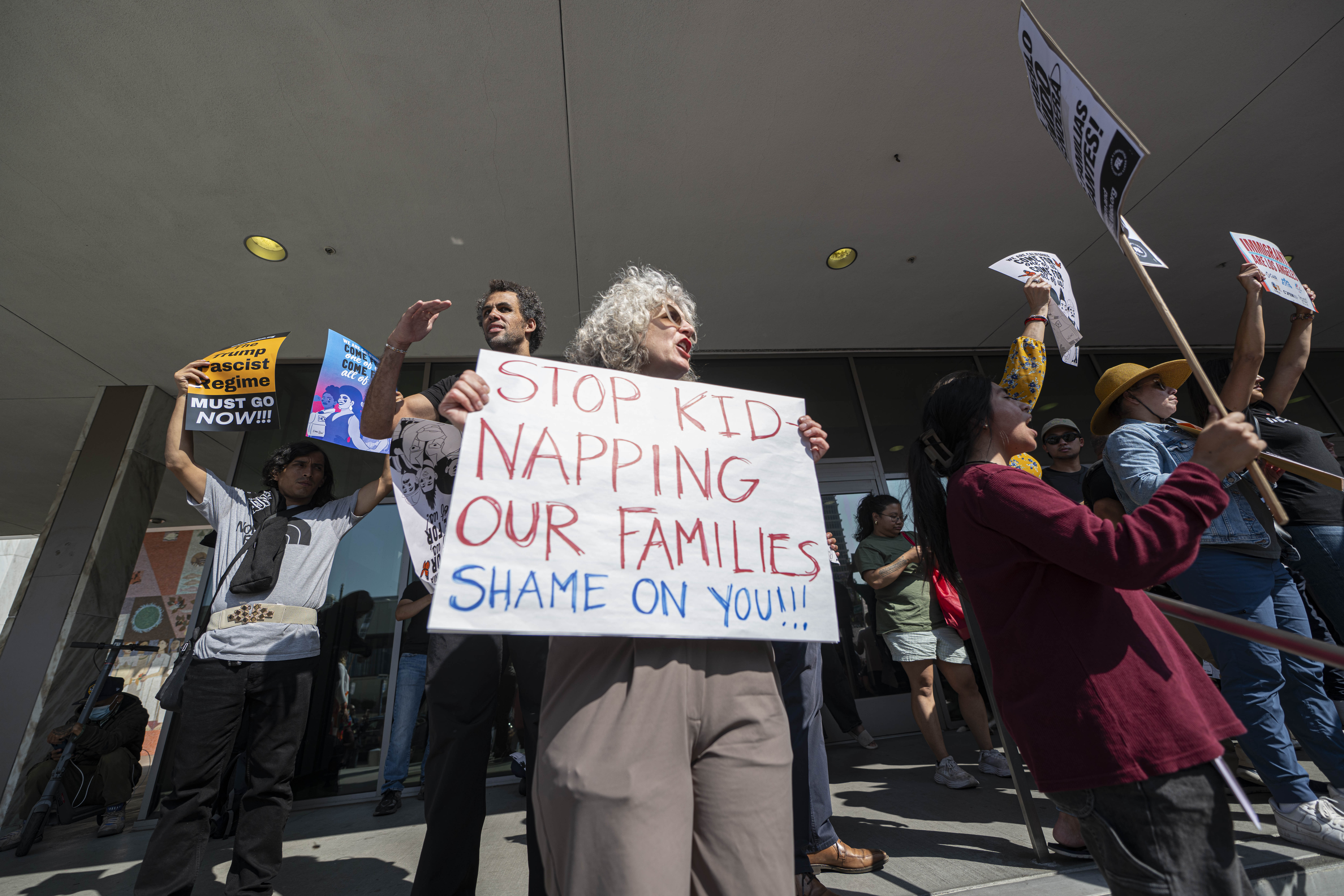 Los Angeles kentindeki Federal Binanın önünde protesto gösterisi
