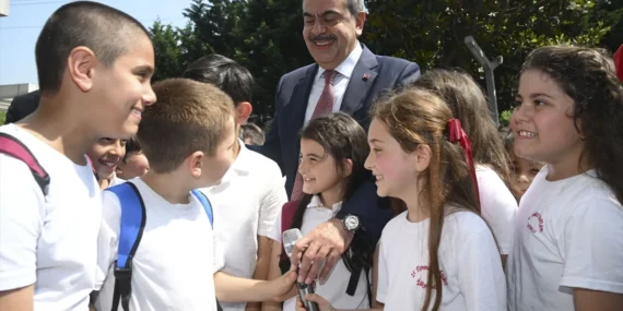 Milli Eğitim Bakanı Yusuf Tekin Açıkladı: Okul Kıyafeti Yönetmeliği Nasıl Olacak?