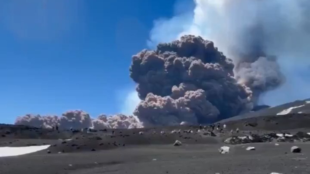 etna yanardağı patladı