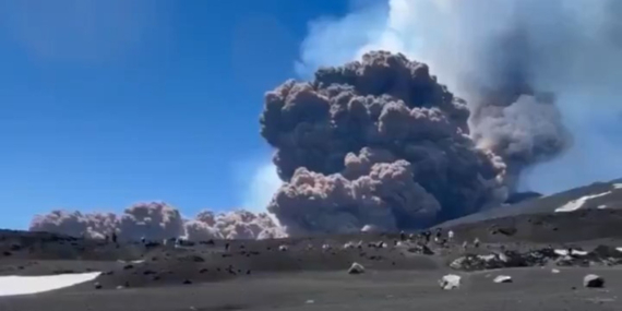 Etna Yanardağı Patladı! Turistler Bölgeden Kaçmaya Başladı