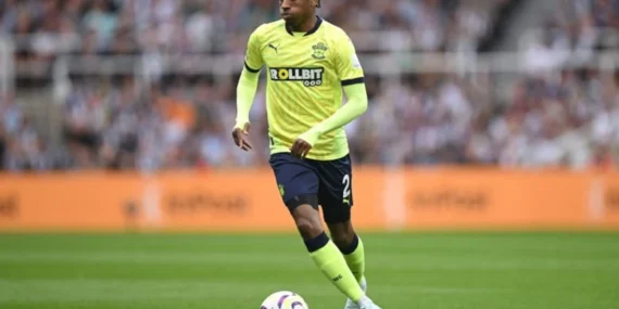 Fenerbahçe’den Beşiktaş’a Transfer Çalımı: Sarı-Lacivertliler, Walker Peters’ı Kadrosuna Katmak Üzere