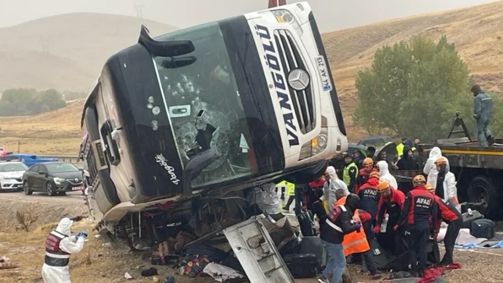 sivas otobüs devrildi