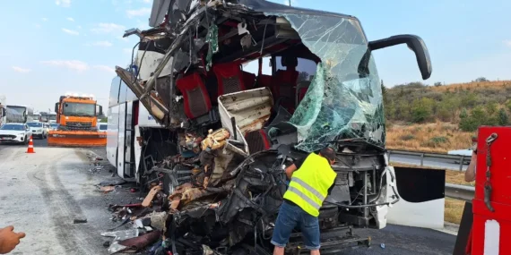 Tarsus’ta Yolcu Otobüsü Tıra Çarptı! 9 Kişi Yaralandı