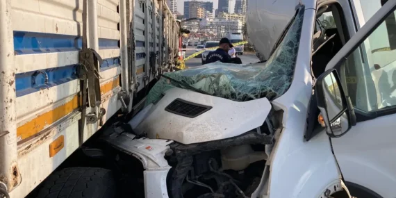Mersin’de Feci Kazada Minibüs Tıra Çarptı, 2 Ölü Var!