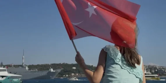 TCG Anadolu ve Savarona İstanbul Boğazı’nda Coşkulu Geçiş Yaptı