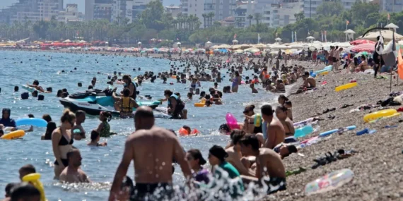 Antalya’da Kavurucu Sıcaklardan Bunalanları Deniz Bile Serinletmedi