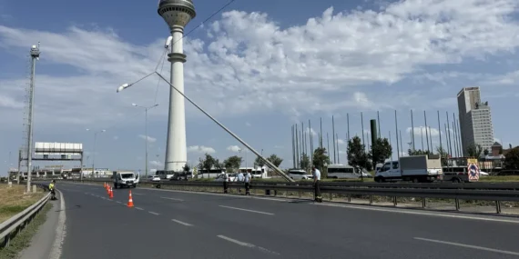 E-5’te Rüzgar Yüzünden Aydınlatma Direği Yola Devrildi