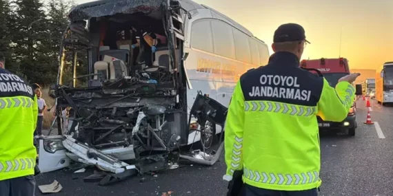 TEM Otoyolu’nda Yolcu Otobüsü ile Kamyon Çarpıştı!