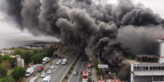 Trabzon Akçaabat’ta Alışveriş Merkezi Deposu Alevlere Teslim Oldu