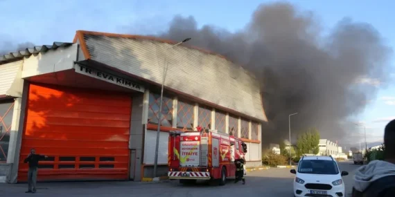 Erzurum OSB’de Terlik Hammaddesi Fabrikasında Korkutan Yangın