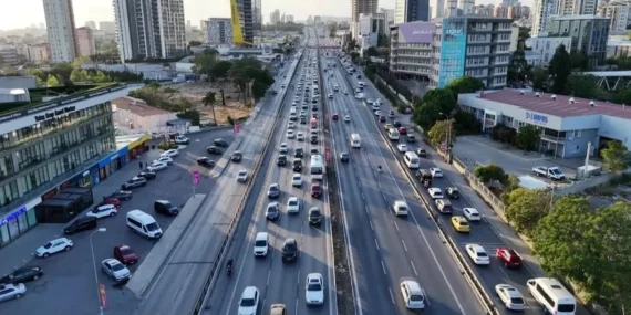 İstanbul’da Okulların Açılması Trafiği Kilitledi