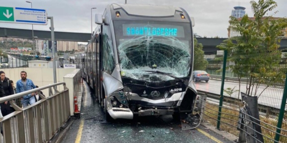 Kadıköy’de Metrobüs Kazasında İki Araç Çarpıştı
