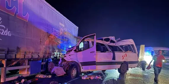 Mersin’de Tarım İşçilerini Taşıyan Minibüs Tıra Çarptı!
