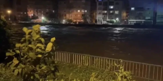 Rize’yi Sel ve Heyelan Vurdu! Ardeşen’de Köprü Çöktü