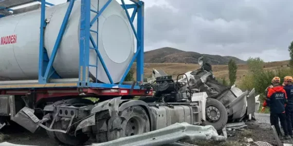 Sivas’ta Otobüs ile Tır Çarpıştı, 18 Yaralı!