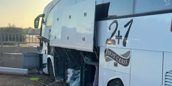 Tarsus’ta Yolcu Otobüsü Refüje Girdi!