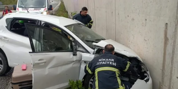 Tokat’ta Virajı Alamayan Otomobil İlk Kazayı Getirdi