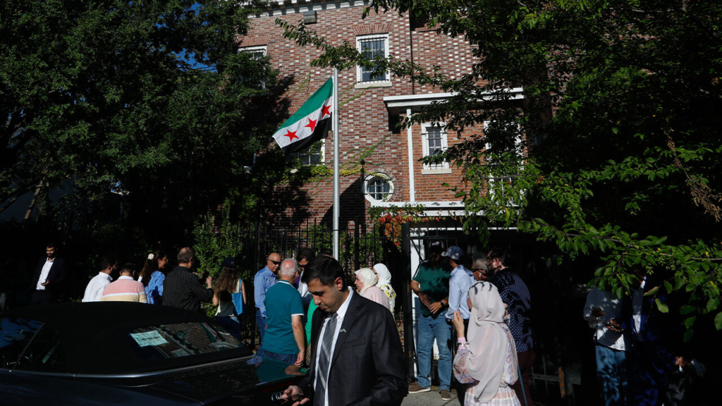 Washington’da 11 Yıl Sonra Suriye Bayrağı Dalgalandı