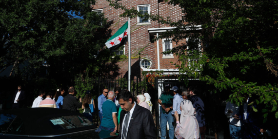 Washington’da 11 Yıl Sonra Suriye Bayrağı Dalgalandı