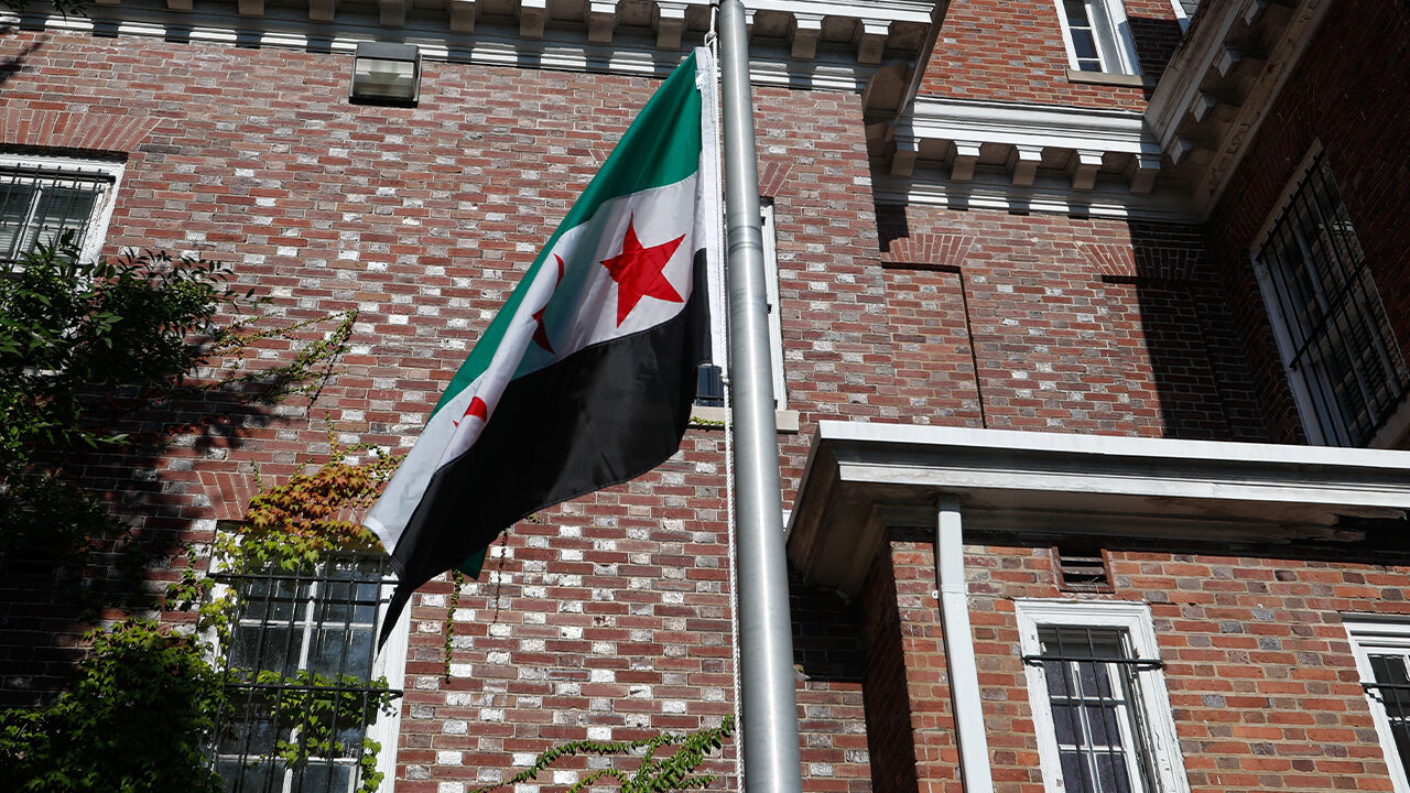 Washington’da 11 Yıl Sonra Suriye Bayrağı Dalgalandı