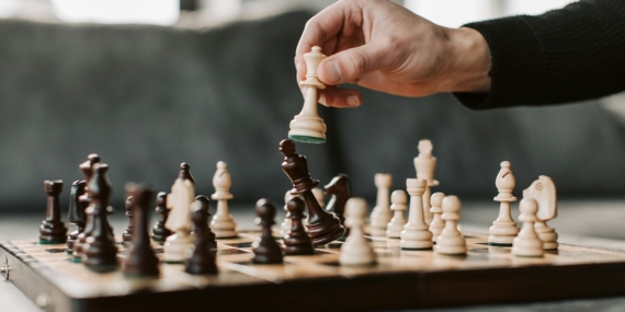 Monty Hall Problemi: Beyin Seçimimizi Daha Karar Vermeden Belirliyor