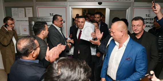 CHP İstanbul İl Başkanı Özgür Çelik Mazbatasını Aldı