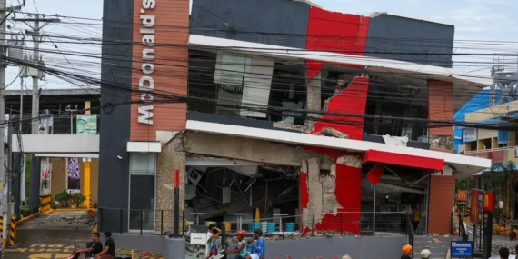 Filipinler’de Deprem ve Yanardağ Patlamasında 61 Ölü!